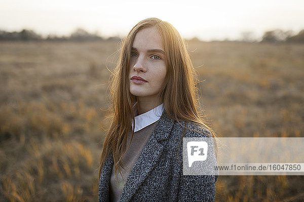 Russland  Omsk  Porträt einer jungen Frau im Feld