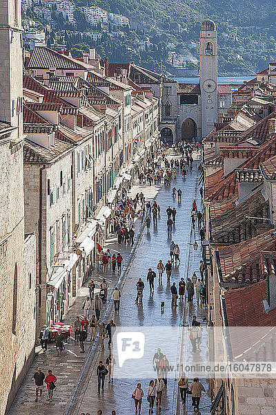 Kroatien  Dubrovnik  Touristen in der Altstadt