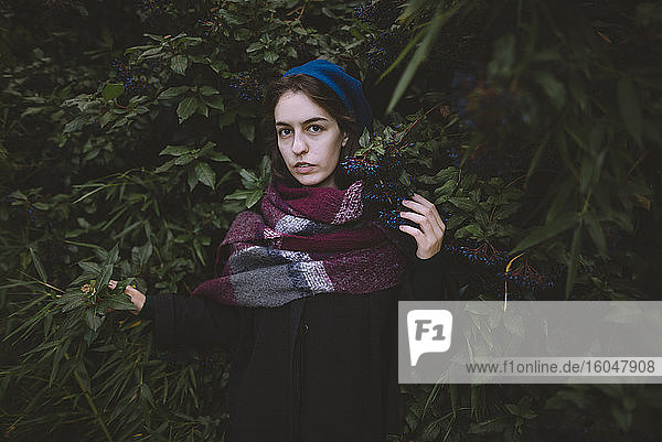 Ukraine  Krim  Porträt einer jungen Frau mit Baskenmütze und Schal