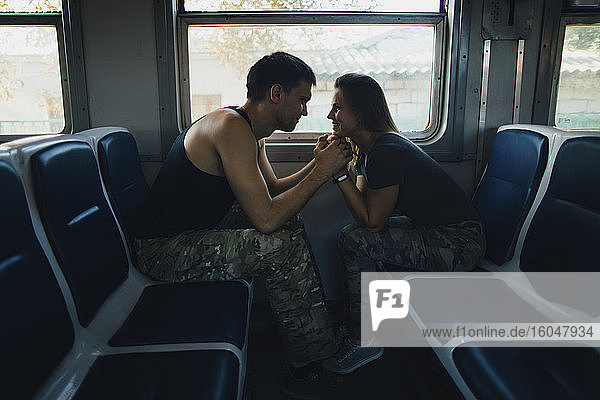 Romantisches Paar im Zug