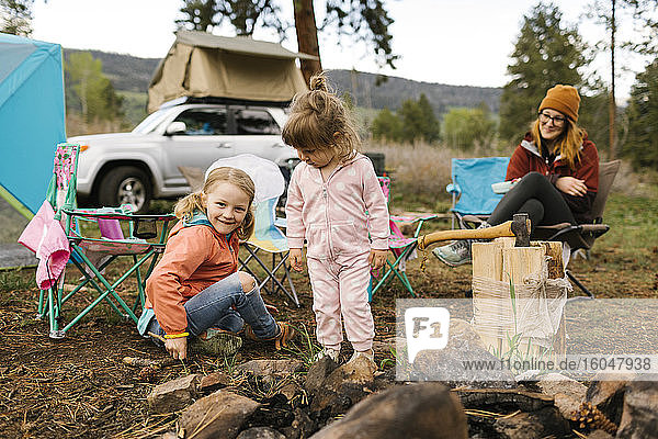 USA  Utah  Uninta Wasatch Cache National Forest  Mutter schaut auf Töchter (2-3  6-7)  die auf dem Campingplatz spielen