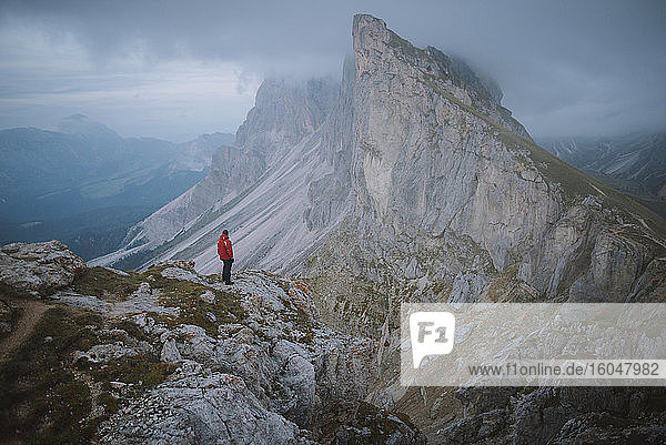 Italien  Dolomiten  Seceda-Berg  Menschenwanderung in den Dolomiten in der Nähe des Seceda-Berges