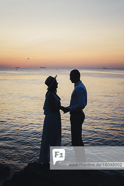 Ehepaar am Strand bei Sonnenuntergang