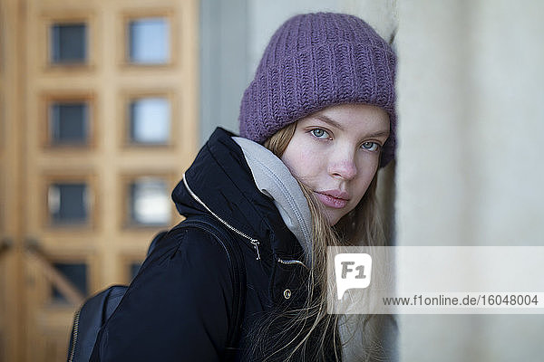 Russland  Nowosibirsk  Porträt einer jungen Frau mit Strickmütze