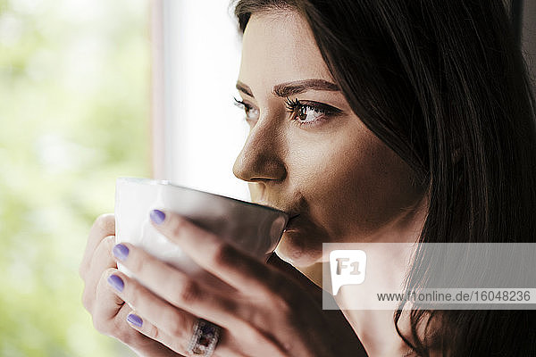 Nahaufnahme einer Frau beim Kaffeetrinken