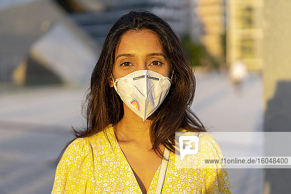 Selbstbewusste junge Frau mit Gesichtsmaske in der Stadt