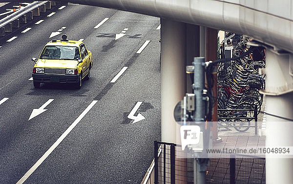 Japan  Präfektur Osaka  Osaka  Altmodisches Taxi auf der Straße