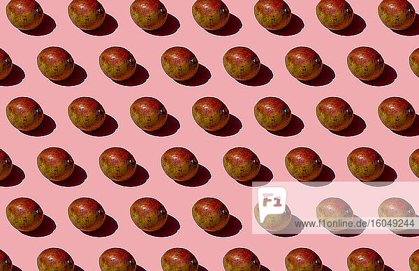 Mango-Muster auf rosa Hintergrund