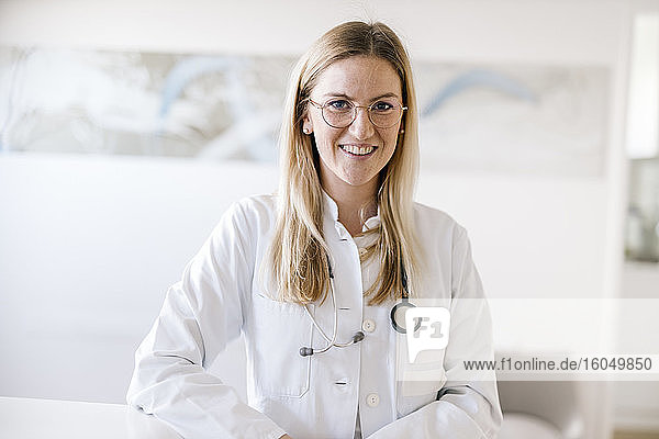 Porträt einer lächelnden Ärztin in einer Arztpraxis