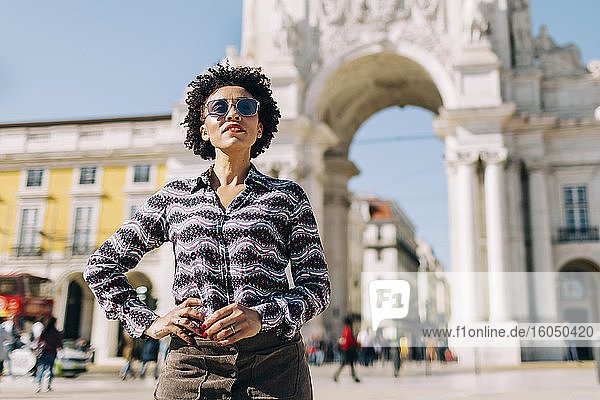 Frau mit Sonnenbrille vor dem Praco Do Comercio in Lissabon  Portugal