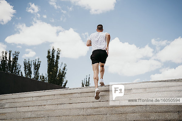 Männlicher Sportler beim Treppensteigen