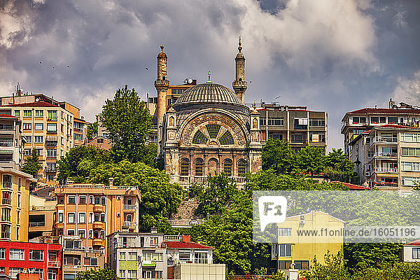 Türkei  Istanbul  Cihangir-Moschee und Häuser im Stadtteil Beyoglu