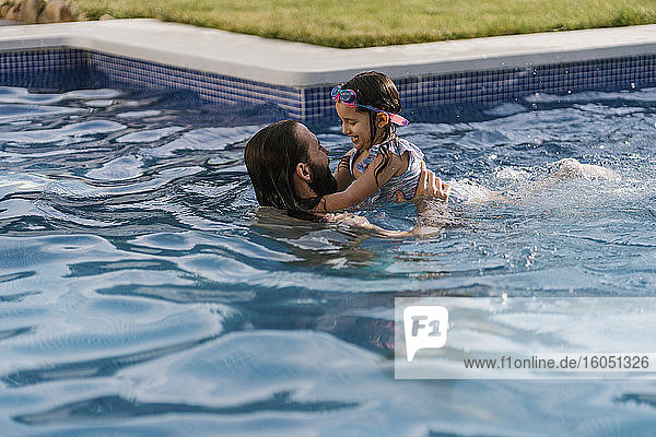 Vater und kleine Tochter verbringen Zeit miteinander im Schwimmbad