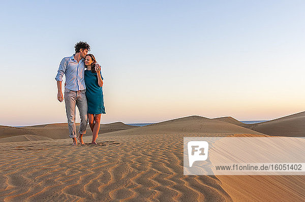 Verliebtes Paar beim Spaziergang durch die Dünen bei Sonnenuntergang  Gran Canaria  Spanien