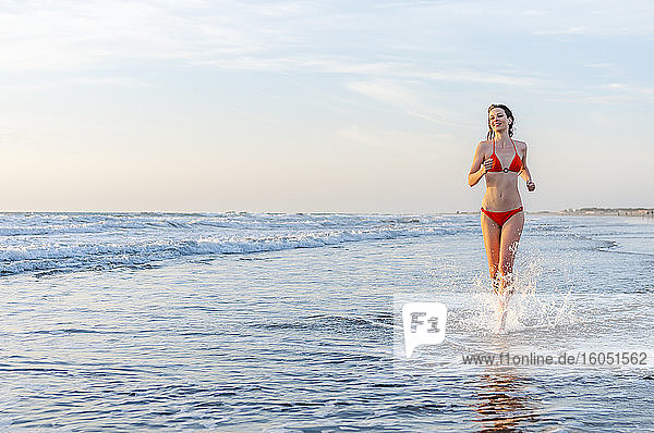 Frau im Bikini beim Laufen im Meer  Gran Canaria  Spanien