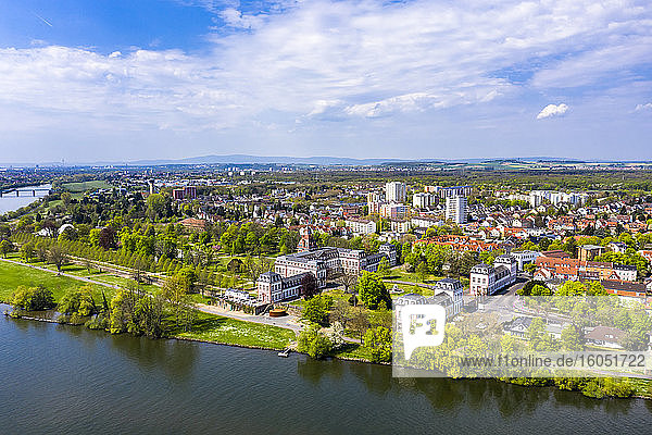 Deutschland  Hessen  Hanau  Blick aus dem Hubschrauber auf die Stadt am Mainufer im Sommer