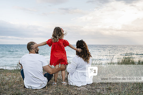 Familie verbringt Zeit am Strand gegen bewölkten Himmel