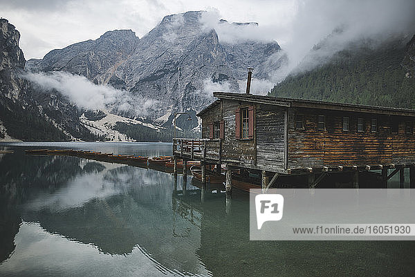 Italien  Holzhütte und Boote am Pragser Wildsee in den Dolomiten