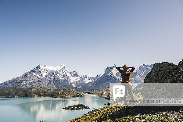 Mann am See gegen den klaren Himmel im Torres Del Paine National Park  Patagonien  Chile
