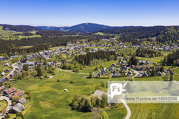 Deutschland  Baden-Württemberg  Hinterzarten  Luftaufnahme eines ländlichen Dorfes im Frühling