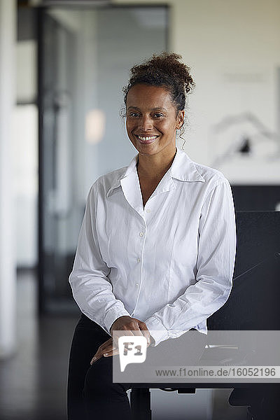 Porträt einer lächelnden Geschäftsfrau in einem modernen Büro