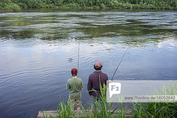 Vater und Sohn beim Fischen im Fluss