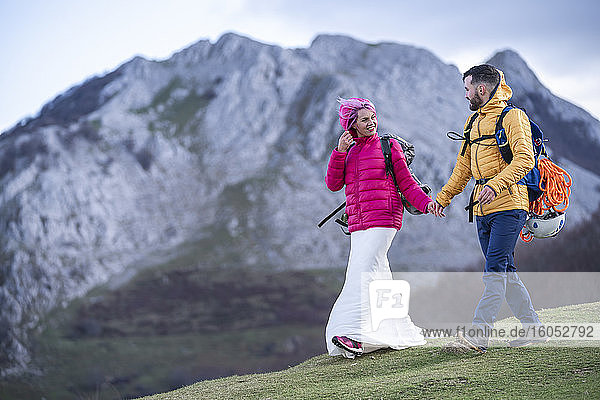 Brautpaar beim Wandern mit Rucksäcken  Berg Urkiola  Spanien