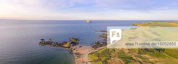 UK  Schottland  North Berwick  Drohnenansicht des Firth of Forth und der Küstenstadt im Sommer
