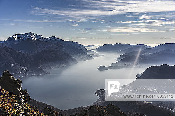 Panoramablick auf den Comer See von den Bergen aus  Italien