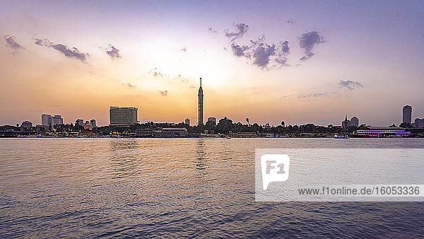 Ägypten  Kairo  Kairoer Turm auf der Gezira-Insel über den Nil bei Sonnenuntergang gesehen