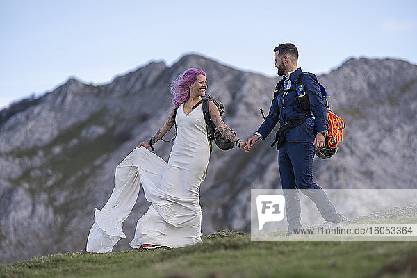 Brautpaar beim Wandern mit Rucksäcken  Berg Urkiola  Spanien