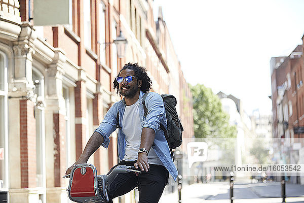 Porträt eines jungen Mannes auf einem Mietfahrrad in der Stadt  London  UK