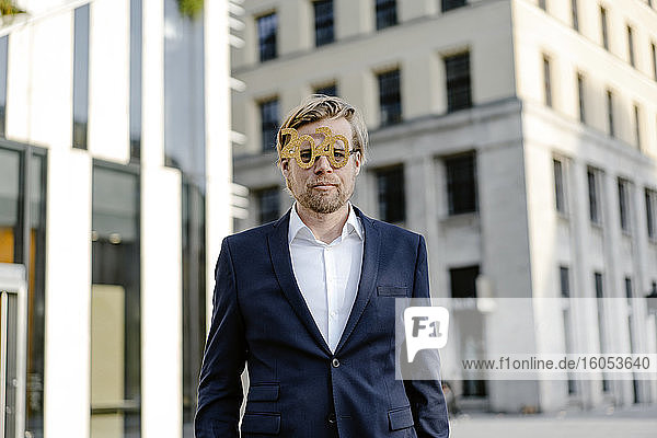 Geschäftsmann mit 2020-Comedy-Brille in der Stadt