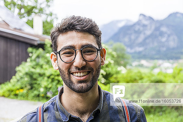 Porträt eines glücklichen jungen Mannes  Reichenwies  Oberammergau  Deutschland