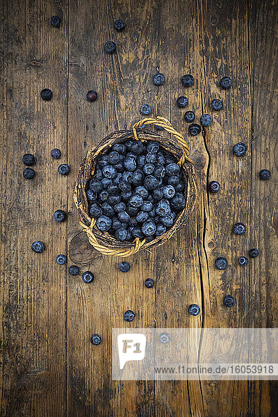 Weidenkorb mit frischen Heidelbeeren