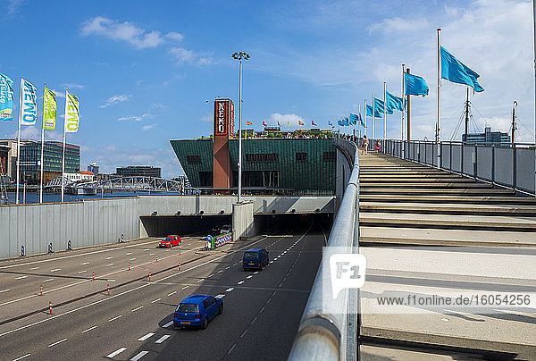 Niederlande  Provinz Nordholland  Amsterdam  Autobahn und Wissenschaftsmuseum NEMO