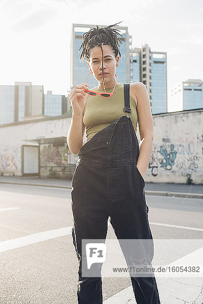 Porträt einer selbstbewussten stilvollen jungen Frau auf der Straße in der Stadt