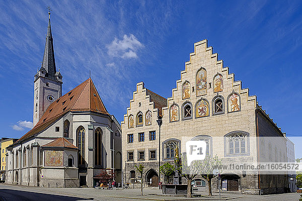 Deutschland  Bayern  Oberbayern  Wasserburg am Inn  Marienplatz  Rathaus und Frauenkirche