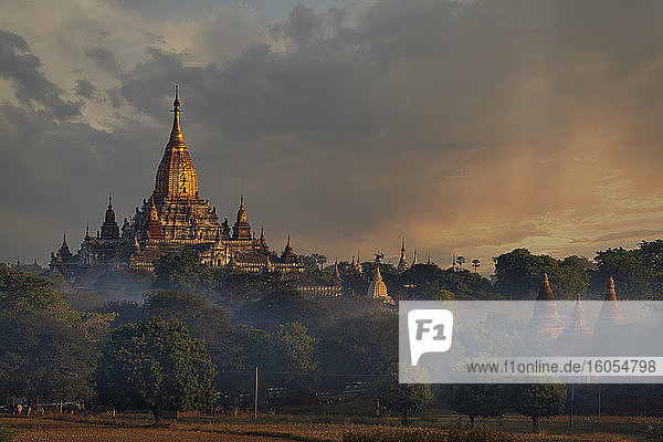 Myanmar  Region Mandalay  Bagan  Alter buddhistischer Tempel in der nebligen Morgendämmerung