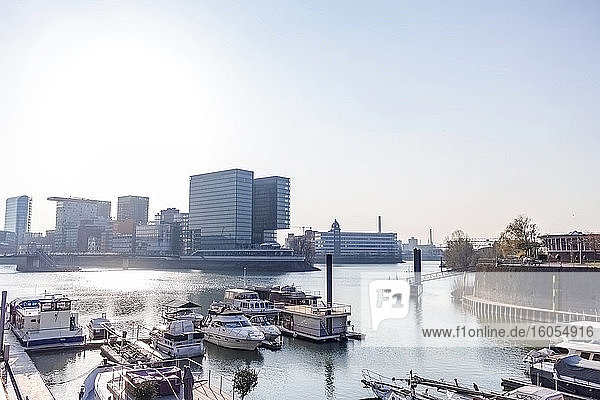 Deutschland  Nordrhein-Westfalen  Düsseldorf  Boote im Medienhafen mit Stadttor im Hintergrund