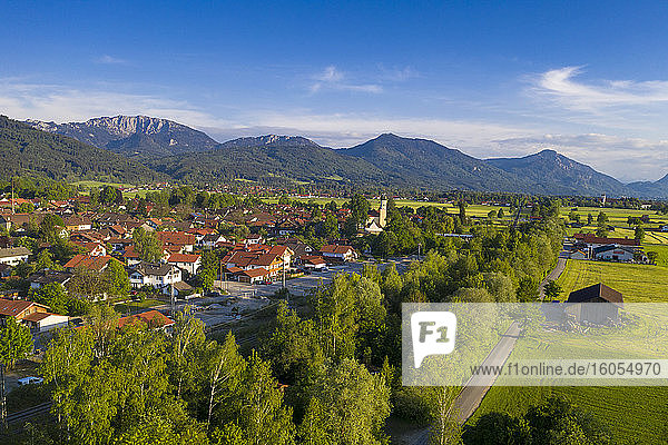 Deutschland  Bayern  Oberbayern  Loisachtal  Tolzer Land  Bichl  Blick auf den Ort mit Benediktenwand im Hintergrund