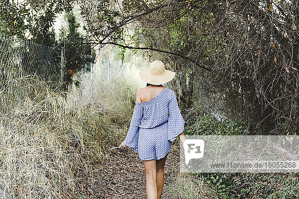 Junge Frau geht im Wald spazieren