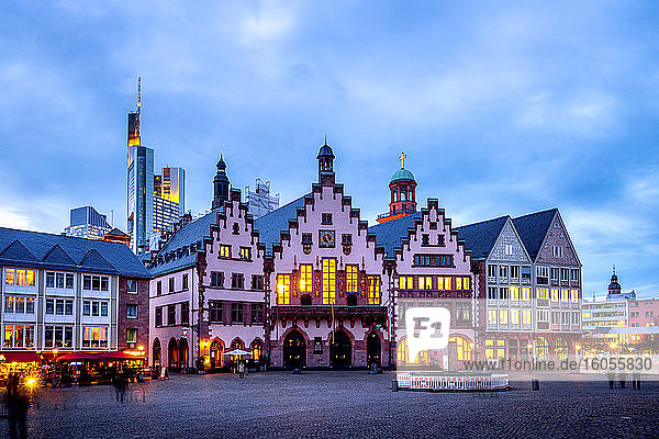 Deutschland  Hessen  Frankfurt  Romer Rathaus in der Abenddämmerung