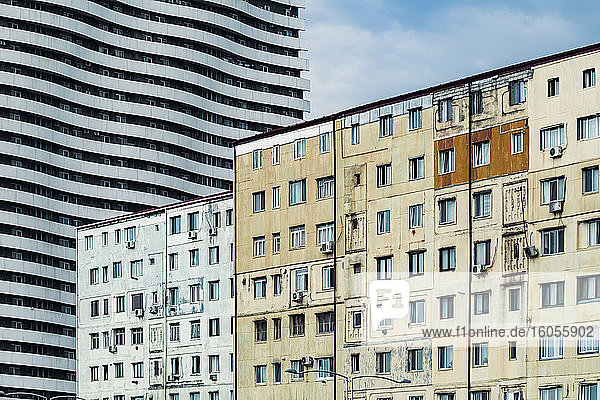 Georgien  Adscharien  Batumi  Alte Wohngebäude mit wellenförmigem Wohnblock im Hintergrund