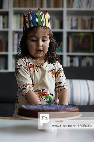 Porträt eines kleinen Mädchens  das seinen Geburtstag zu Hause feiert