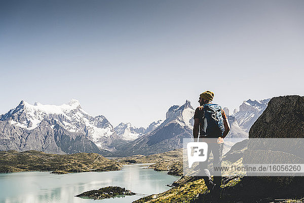 Mann mit Rucksack auf einem Berg gegen den klaren Himmel  Torres Del Paine National Park  Patagonien  Chile
