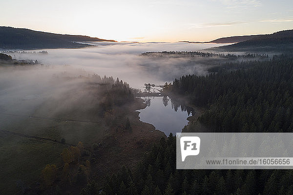 Deutschland  Baden-Württemberg  Drohnenansicht des in dichten Nebel gehüllten Schluchsees bei Sonnenaufgang