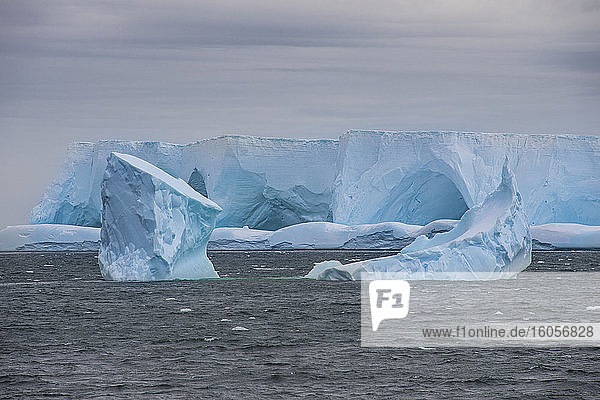 Eisberg schwimmt nahe der Küste von Elephant Island