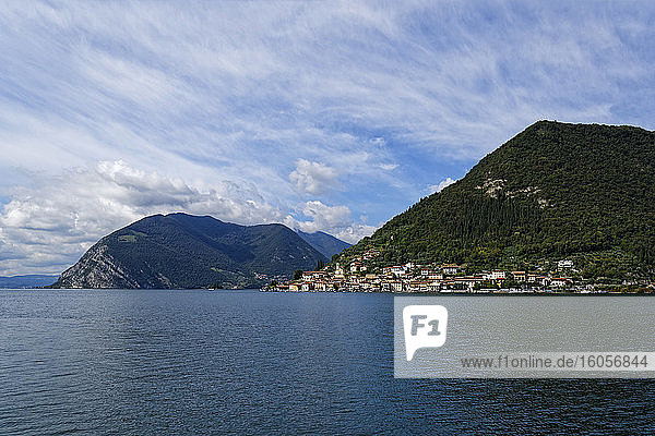 Italien  Lombardei  Monte Isola  Sulzano  Iseosee umgeben von Bergen