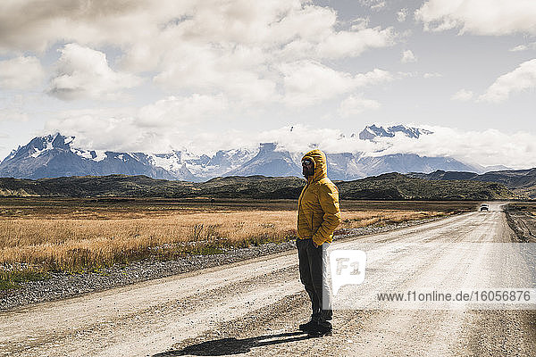 Mann auf unbefestigter Straße gegen den Himmel im Torres Del Paine National Park  Patagonien  Chile